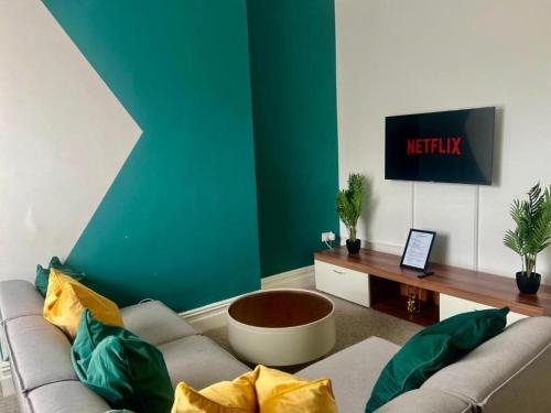 2 Bed Flat - Sleeps 5 - Pets - Parking - Wifi,,4 star