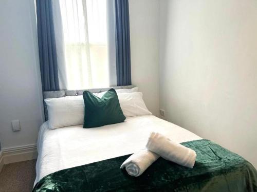 2 bed flat sleeps 5 pets parking wifi