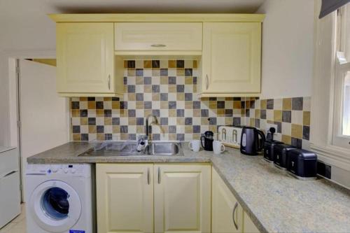 2 bed flat sleeps 5 pets parking wifi