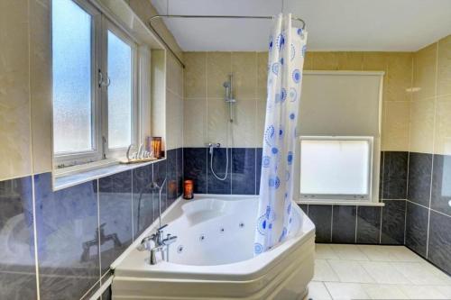 2 bed flat sleeps 5 pets parking wifi