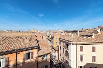 sjr luxury apartment trevi fountain