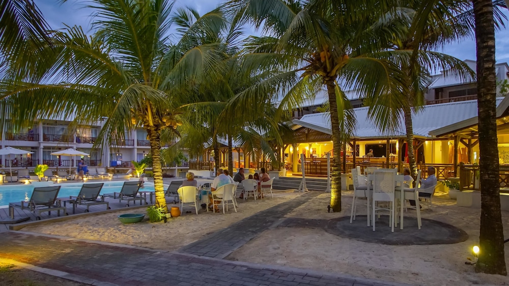 le peninsula bay beach resort