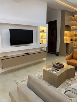 spacious 2 bedroom apartment