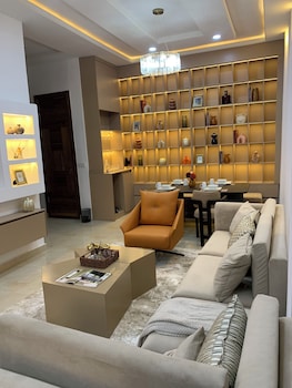 spacious 2 bedroom apartment