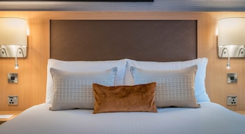 clayton hotel cardiff lane