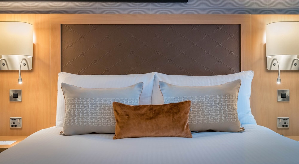 clayton hotel cardiff lane