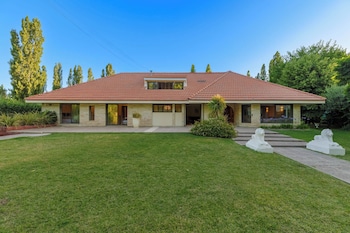 Mot Wine Country Mansion,,4 star