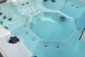 King Beds Hot Tub Arcade Grill & Firepit,,5 star