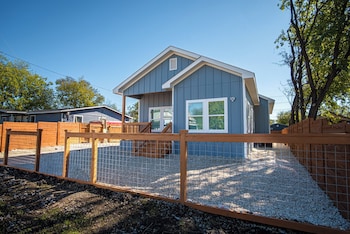 stylish 3br 2ba urban retreat near lively downtown