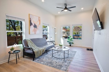 stylish 3br 2ba urban retreat near lively downtown