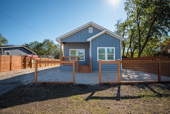 stylish 3br 2ba urban retreat near lively downtown