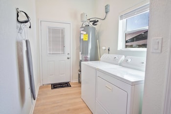 stylish 3br 2ba urban retreat near lively downtown