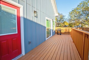 stylish 3br 2ba urban retreat near lively downtown