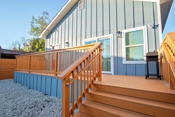 stylish 3br 2ba urban retreat near lively downtown