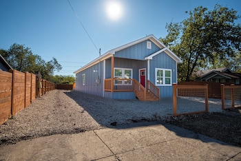 stylish 3br 2ba urban retreat near lively downtown
