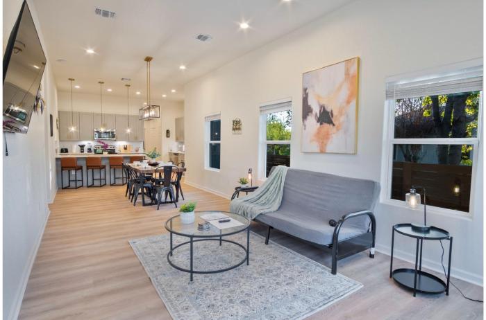 stylish 3br 2ba urban retreat near lively downtown