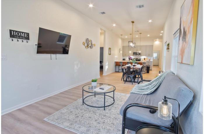 stylish 3br 2ba urban retreat near lively downtown