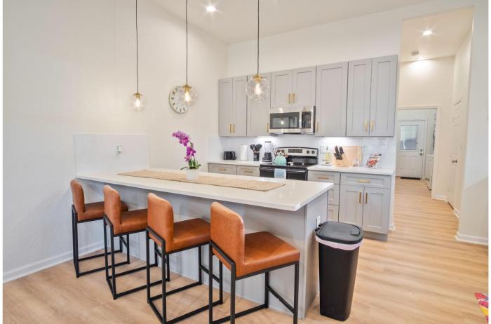 stylish 3br 2ba urban retreat near lively downtown