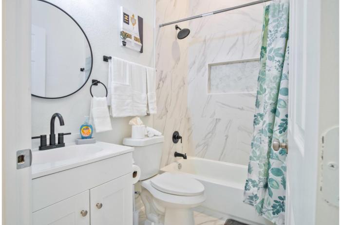 stylish 3br 2ba urban retreat near lively downtown