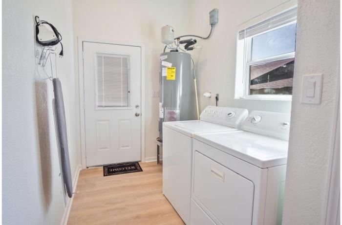 stylish 3br 2ba urban retreat near lively downtown