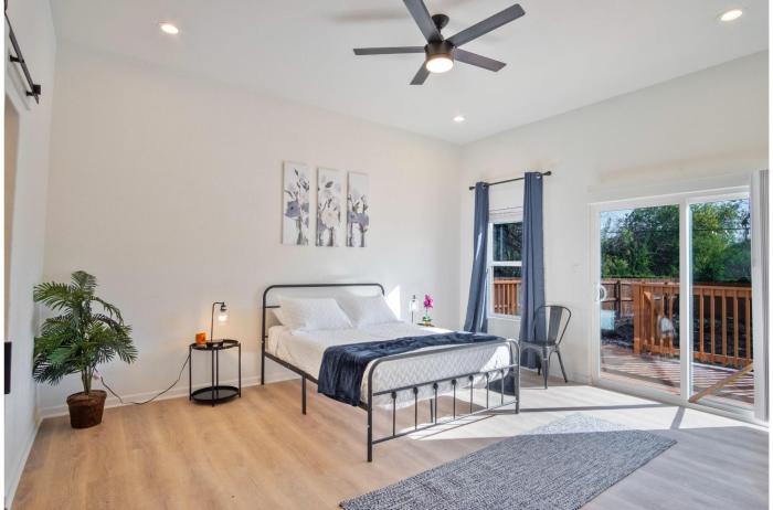 stylish 3br 2ba urban retreat near lively downtown