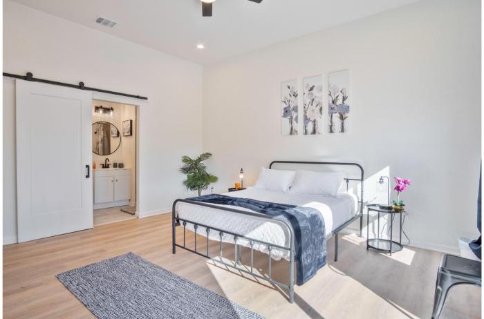 stylish 3br 2ba urban retreat near lively downtown