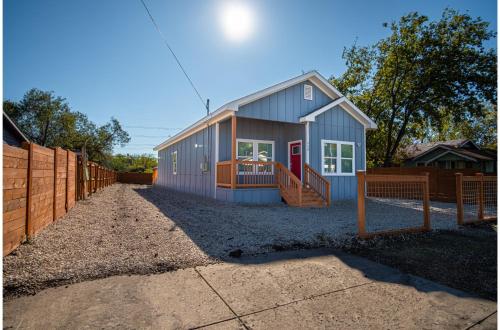 stylish 3br 2ba urban retreat near lively downtown