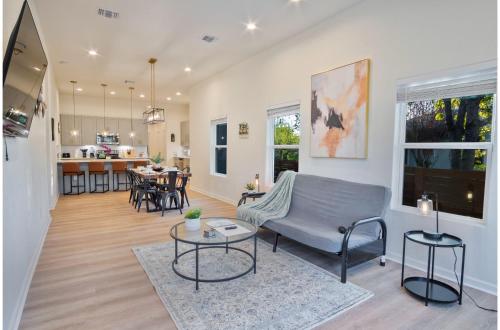 stylish 3br 2ba urban retreat near lively downtown