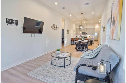 stylish 3br 2ba urban retreat near lively downtown