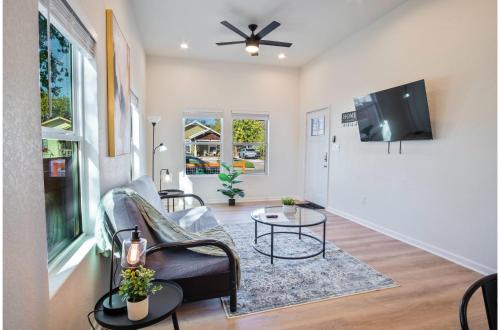 stylish 3br 2ba urban retreat near lively downtown