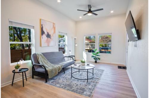 stylish 3br 2ba urban retreat near lively downtown