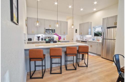 stylish 3br 2ba urban retreat near lively downtown