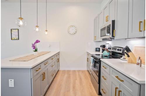 stylish 3br 2ba urban retreat near lively downtown