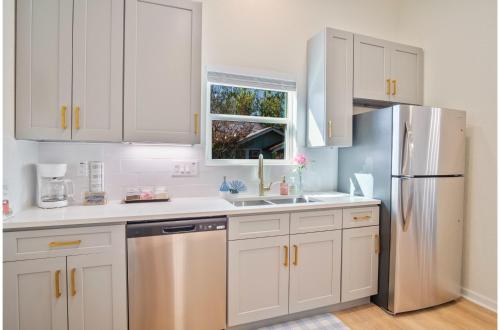 stylish 3br 2ba urban retreat near lively downtown