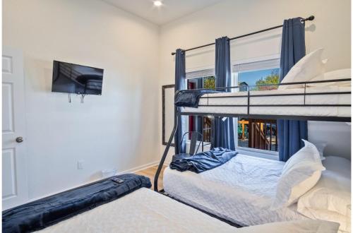 stylish 3br 2ba urban retreat near lively downtown