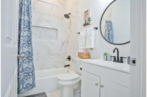 stylish 3br 2ba urban retreat near lively downtown