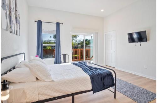 stylish 3br 2ba urban retreat near lively downtown