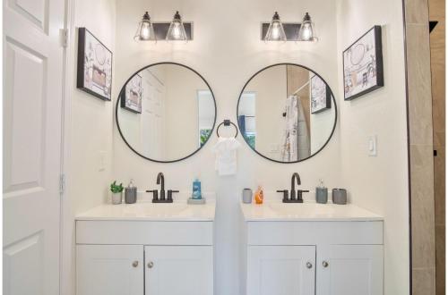 stylish 3br 2ba urban retreat near lively downtown