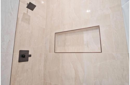 stylish 3br 2ba urban retreat near lively downtown