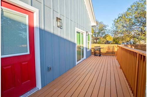 stylish 3br 2ba urban retreat near lively downtown