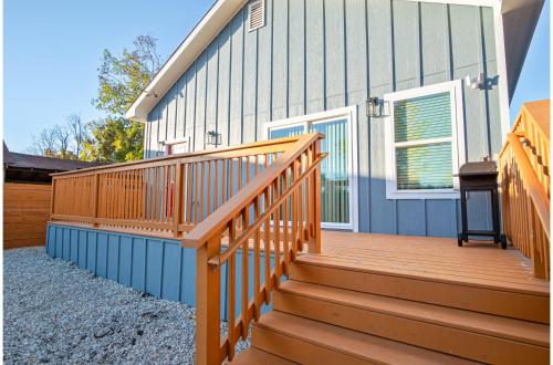 stylish 3br 2ba urban retreat near lively downtown