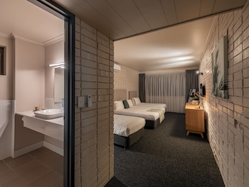 palms hotel motel chullora