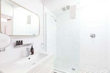 2 rooms sleeps 8 retro hotel w pool wesley king studio buyout by avantstay