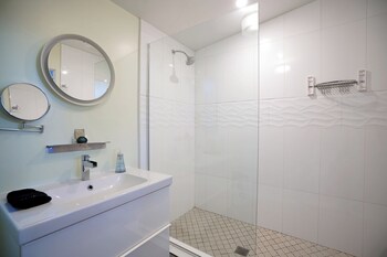 2 rooms sleeps 8 retro hotel w pool wesley king studio buyout by avantstay