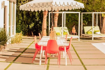 2 rooms sleeps 8 retro hotel w pool wesley king studio buyout by avantstay