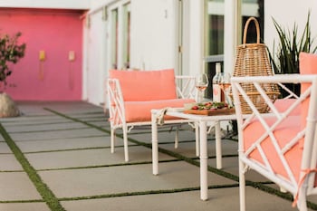2 rooms sleeps 8 retro hotel w pool wesley king studio buyout by avantstay