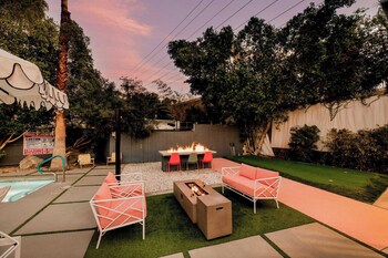 2 rooms sleeps 8 retro hotel w pool wesley king studio buyout by avantstay