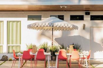 2 rooms sleeps 8 retro hotel w pool wesley king studio buyout by avantstay
