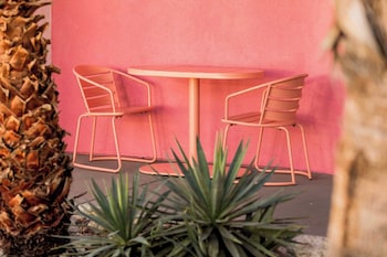 2 rooms sleeps 8 retro hotel w pool wesley king studio buyout by avantstay