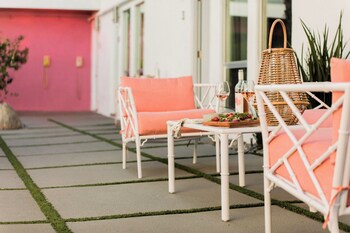 2 rooms sleeps 8 retro hotel w pool wesley king studio buyout by avantstay